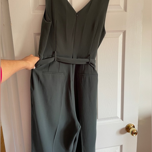 Cropped leg pleated romper with belt - Picture 7 of 13